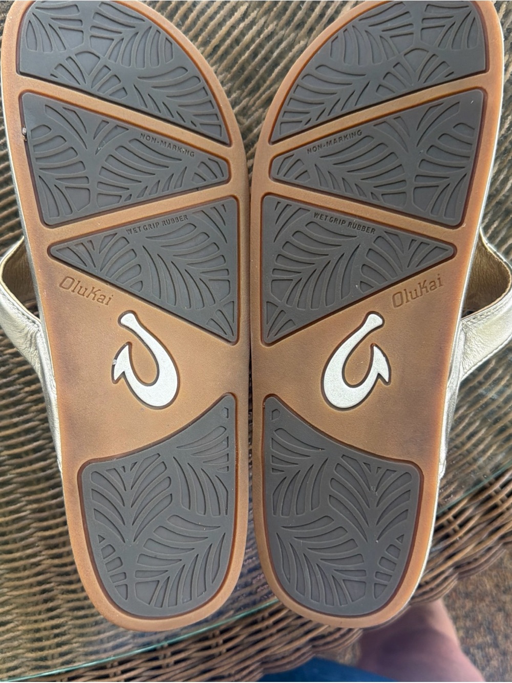 OluKai Kipe’a Lipi Gold Sandals Flip Flops Bubbly size 9 - Picture 4 of 4